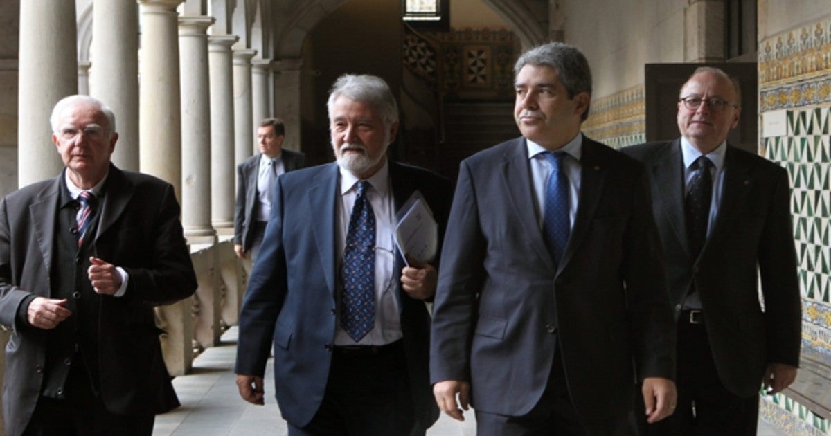 Simposio del IEC de 2013: en el centro, el exdirector de la entidad, Joan Domènec, con el entonces consejero catalán de Presidencia, Francesc Homs