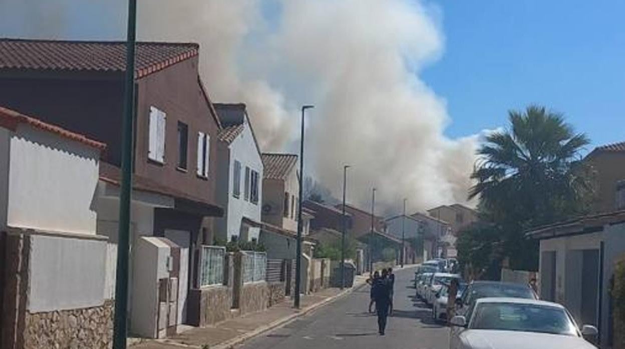 Humo del incendio en la urbanización desalojada en Riba-roja