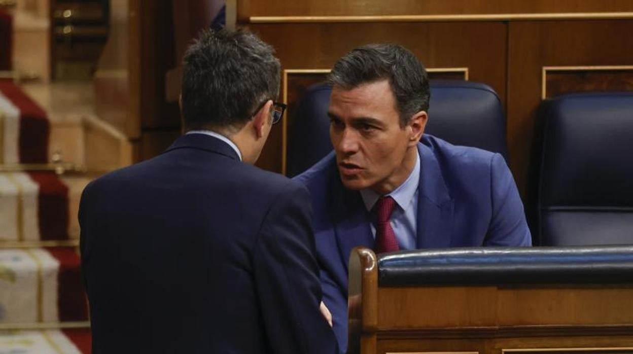 El presidente del Gobierno, Pedro Sánchez, conversa con el ministro de Presidencia, Félix Bolaños, durante el pleno celebrado este jueves en el Congreso