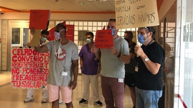 Los celadores del Hospital Puerta de Hierro, en huelga por un convenio que les equipare a los empleados públicos