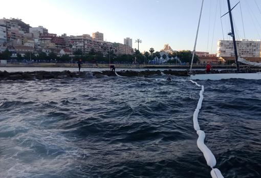 El velero encallado en la zona portuaria de Alicante