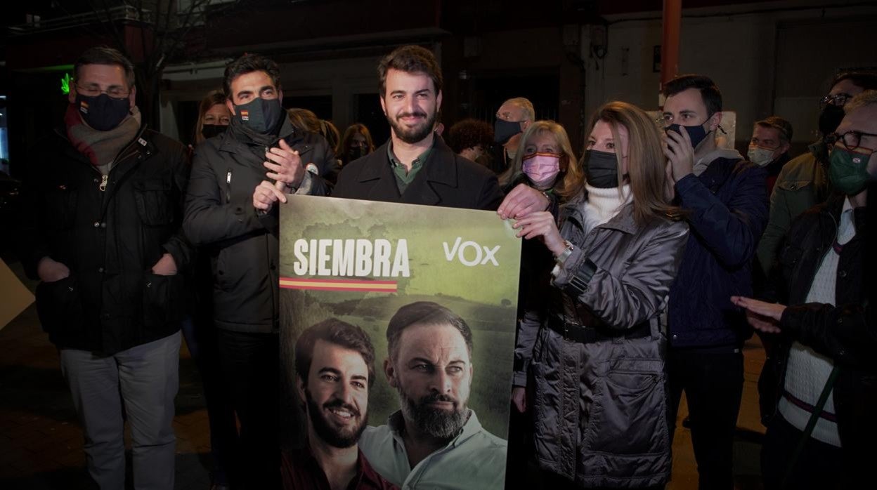 García Gallardo, con uno de los carteles similares a los que han arrancado de los pasillos de las Cortes, durante la campaña electoral