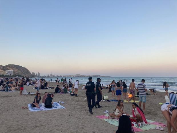 La Noche de San Juan vuelve sin botellón a las playas de Alicante dos años después