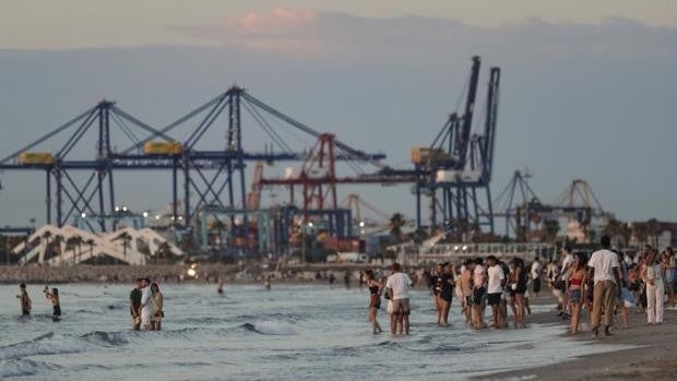 La Noche de San Juan vuelve a las playas de Valencia dos años después en una jornada sin incidentes