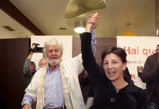 Yolanda Díaz en 2012 con Xosé Manuel Beiras cuando AGE entró en el parlamento gallego como tercera fuerza, justo por detrás de PP y PSOE