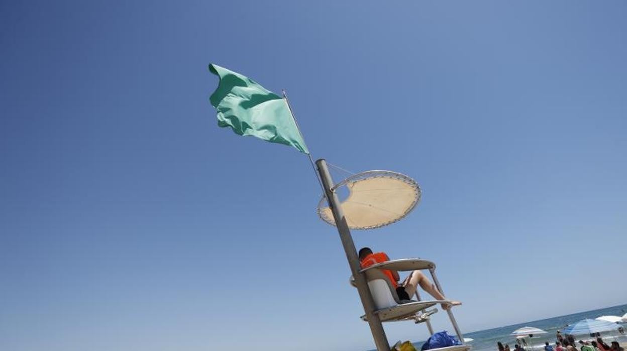 Imagen de recurso de una playa de Valencia con bandera verde