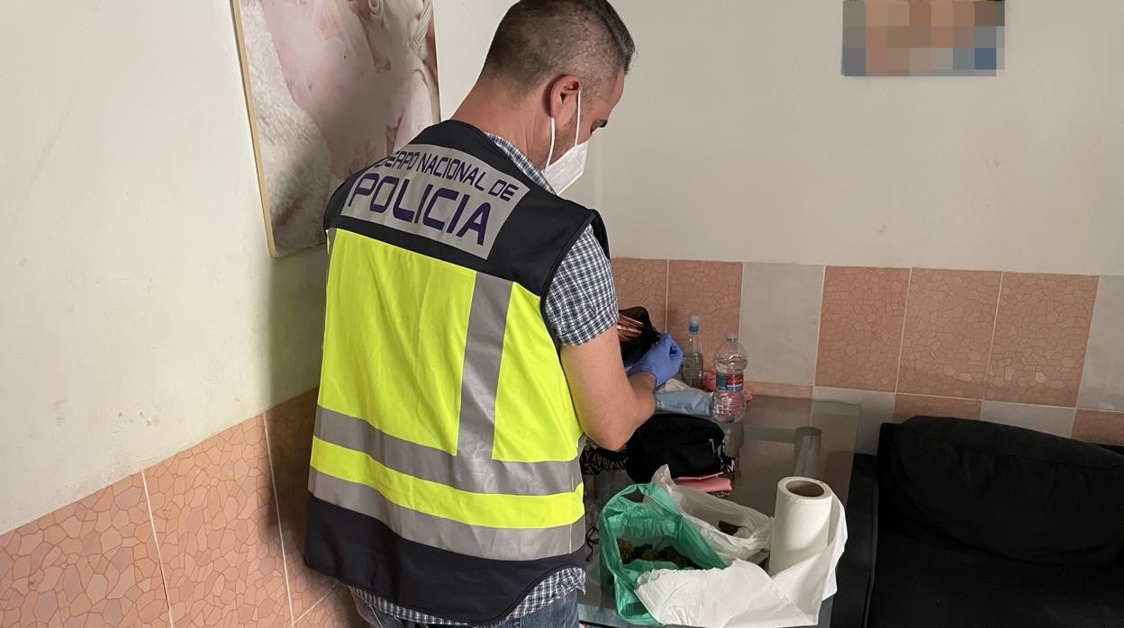 La Policía Nacional desmantela varios puntos de venta de droga y detiene a cinco personas en Valencia y Torrent