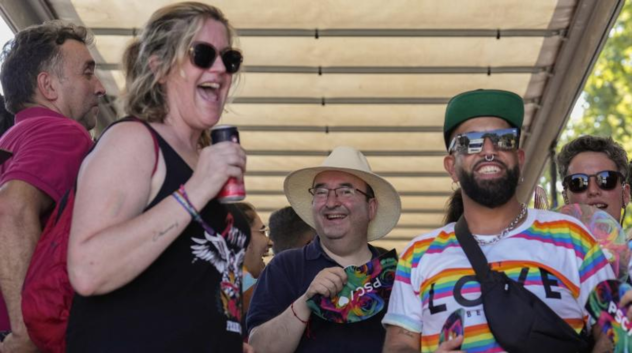 El ministro Miquel Iceta, hoy, en Barcelona, participando del desfile del Pride