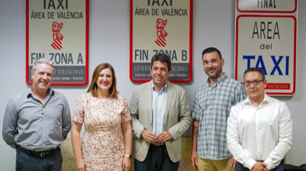 El presidente del PPCV, Carlos Mazón, presidente de la Asociación Gremial Provincial de auto-taxis de Valencia, Ismael Arráez