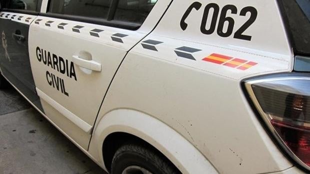 Dos guardias civiles heridos al colisionar su coche patrulla contra otro vehículo