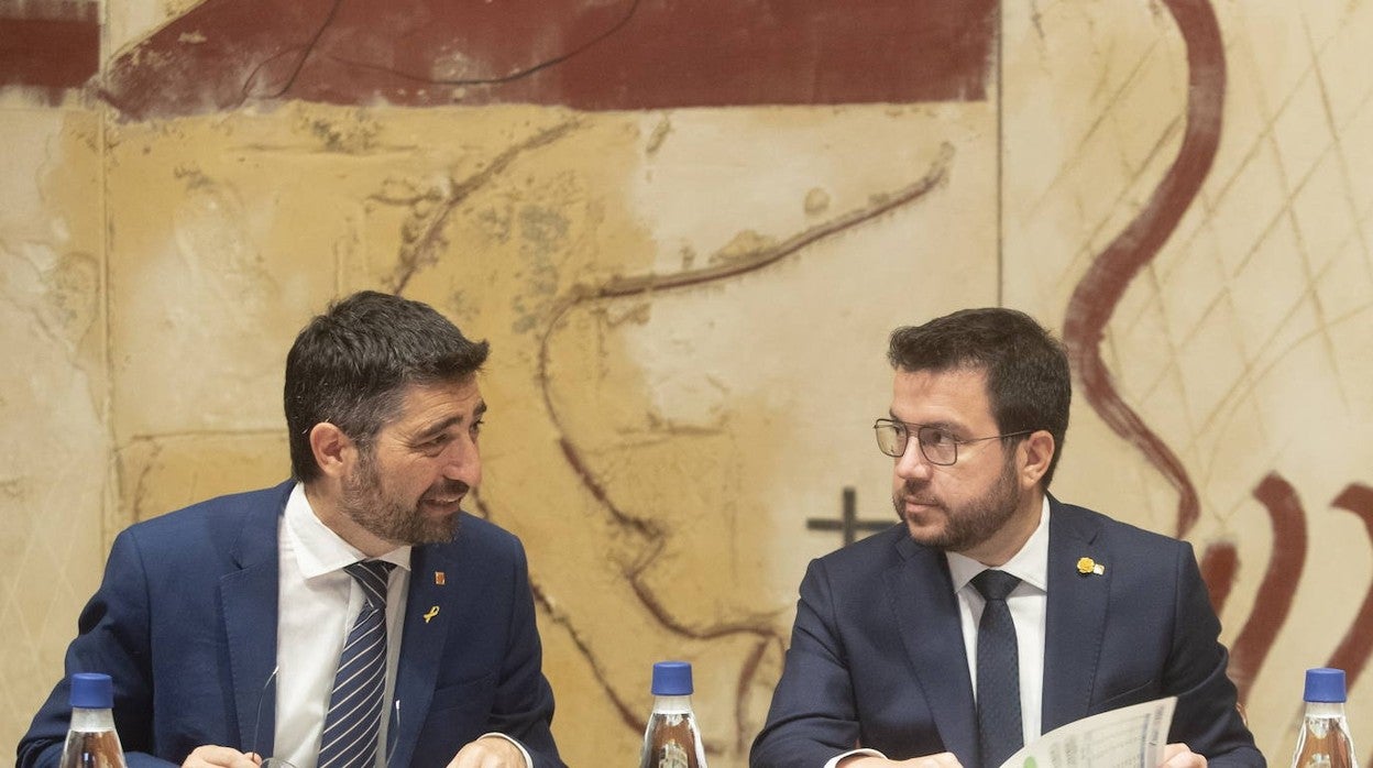 El presidente de la Generalitat, Pere Aragonès, acompañado del vicepresidente y conseller de Políticas Digitales y Territorio Jordi Puigneró