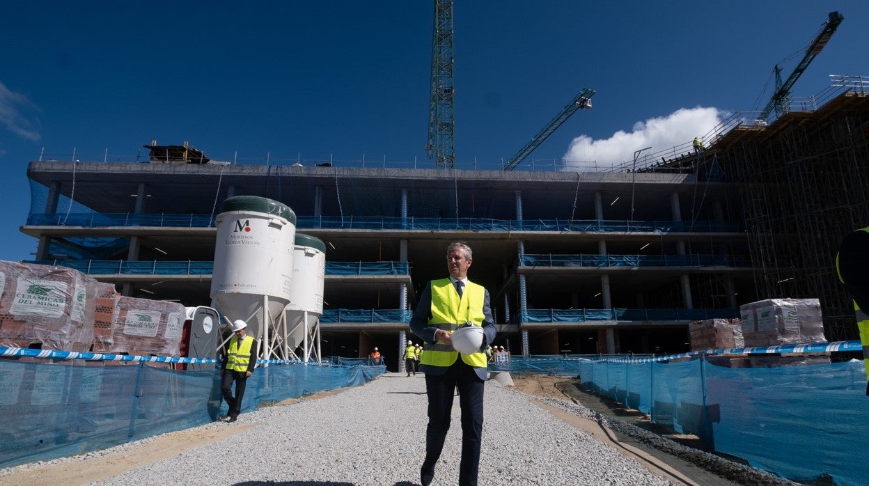 El presidente de la Xunta, Alfonso Rueda, en las obras del hospital pontevedrés este lunes