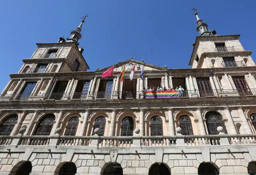 El Ayuntamiento de Toledo despliega la bandera arcoíris para expresar su apoyo al Orgullo 2022