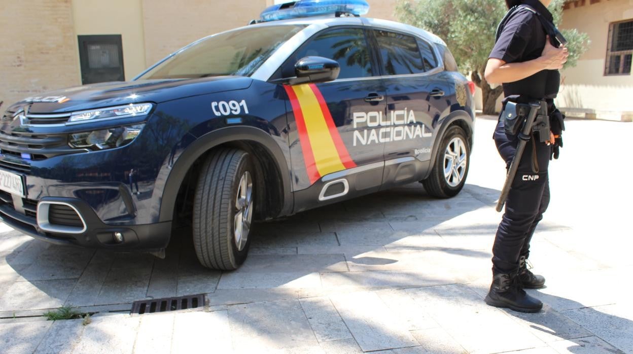 Imagen de recurso de un coche patrulla de la Policía Nacional en Valencia