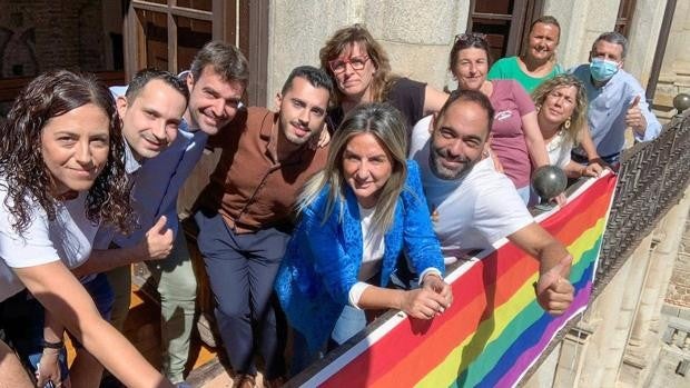 El Ayuntamiento de Toledo despliega la bandera arcoíris para expresar su apoyo al Orgullo 2022