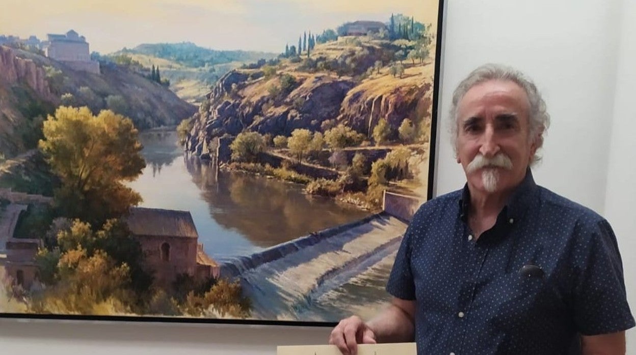 José Lloréns posa con su obra premiada, que refleja la ciudad en la que vive desde 1966