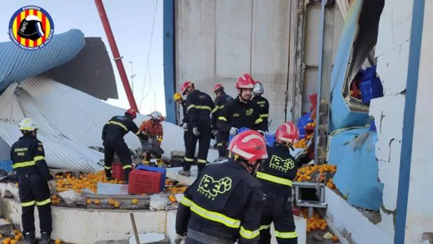 Un trabajador muere en el derrumbe de un depósito de una fábrica en Valencia