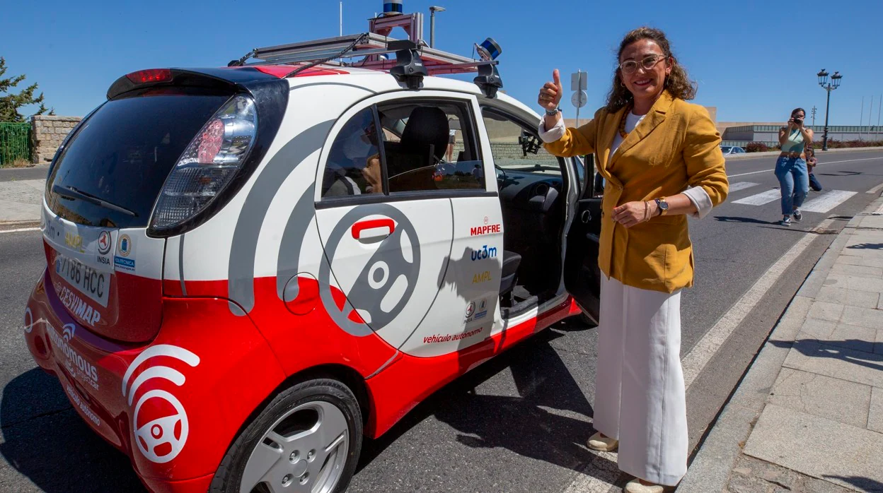 La consejera de Movilidad y Transformación Digital, María González Corral, asiste a la presentación del vehículo autónomo promovido por Cesvimap