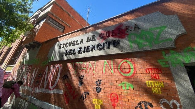 Identificados 29 individuos por realizar pintadas anti-OTAN en la Escuela de Guerra del Ejército