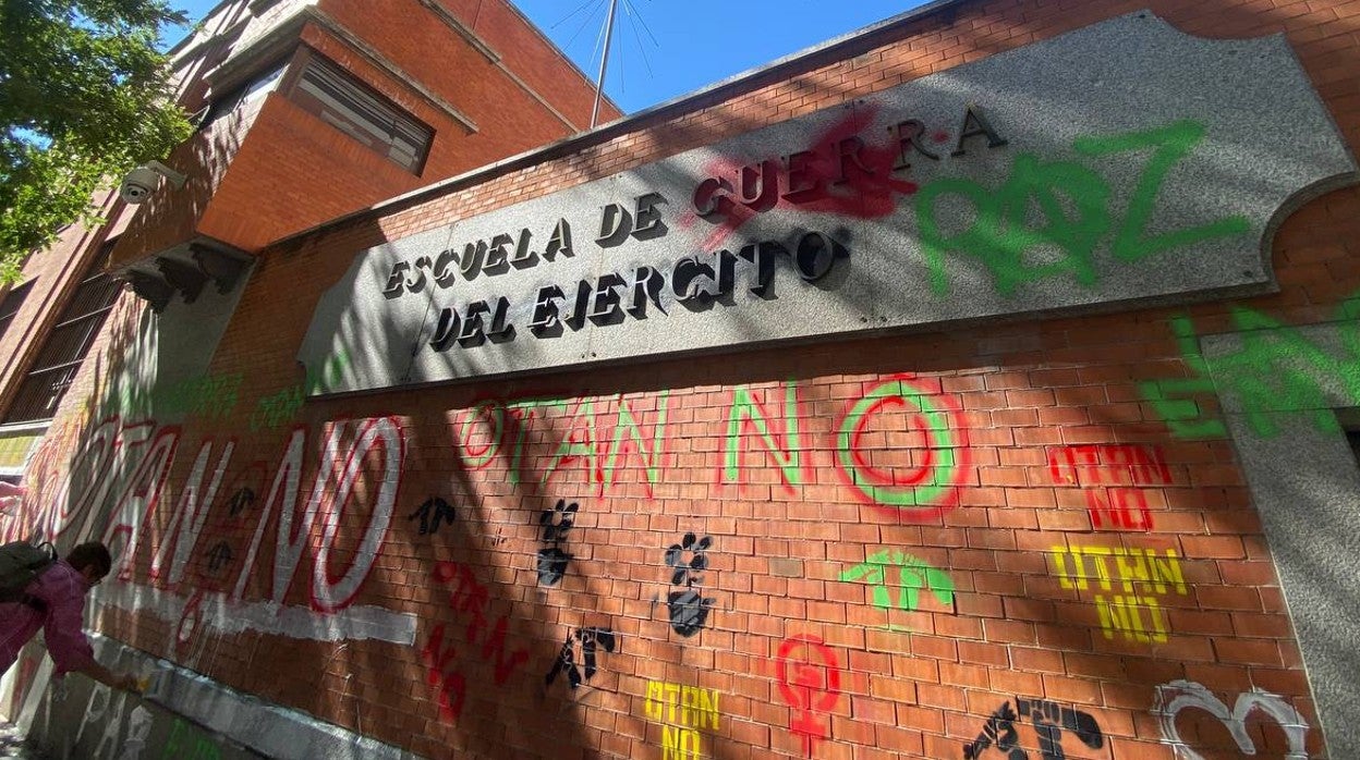 Pintadas en la fachada de la Escuela de Guerra del Ejército