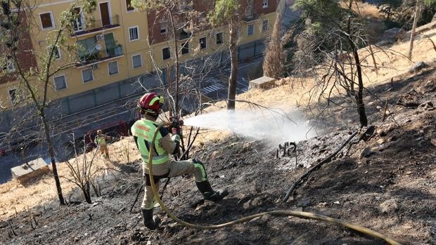 Los bomberos extinguen un incendio en los rodaderos de la Vega