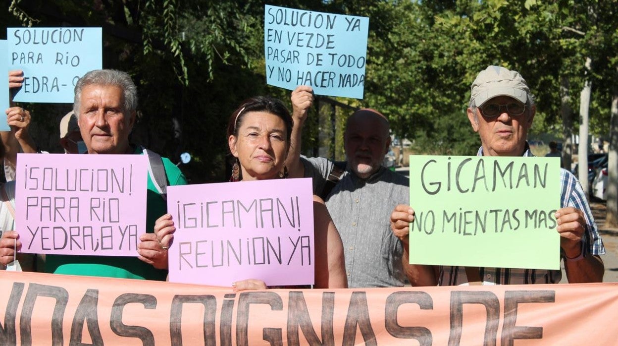 Los vecinos de la calle Río Yedra piden a las puertas de Gicaman viviendas dignas