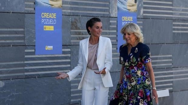 La Reina Letizia y Jill Biden visitan el centro de refugiados ucranianos de Pozuelo de Alarcón