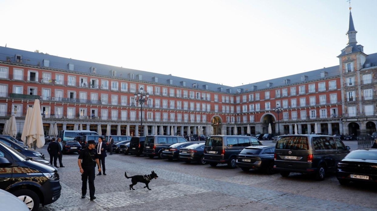 Policías en la plaza Mayor habilitada un aparcamiento provisional