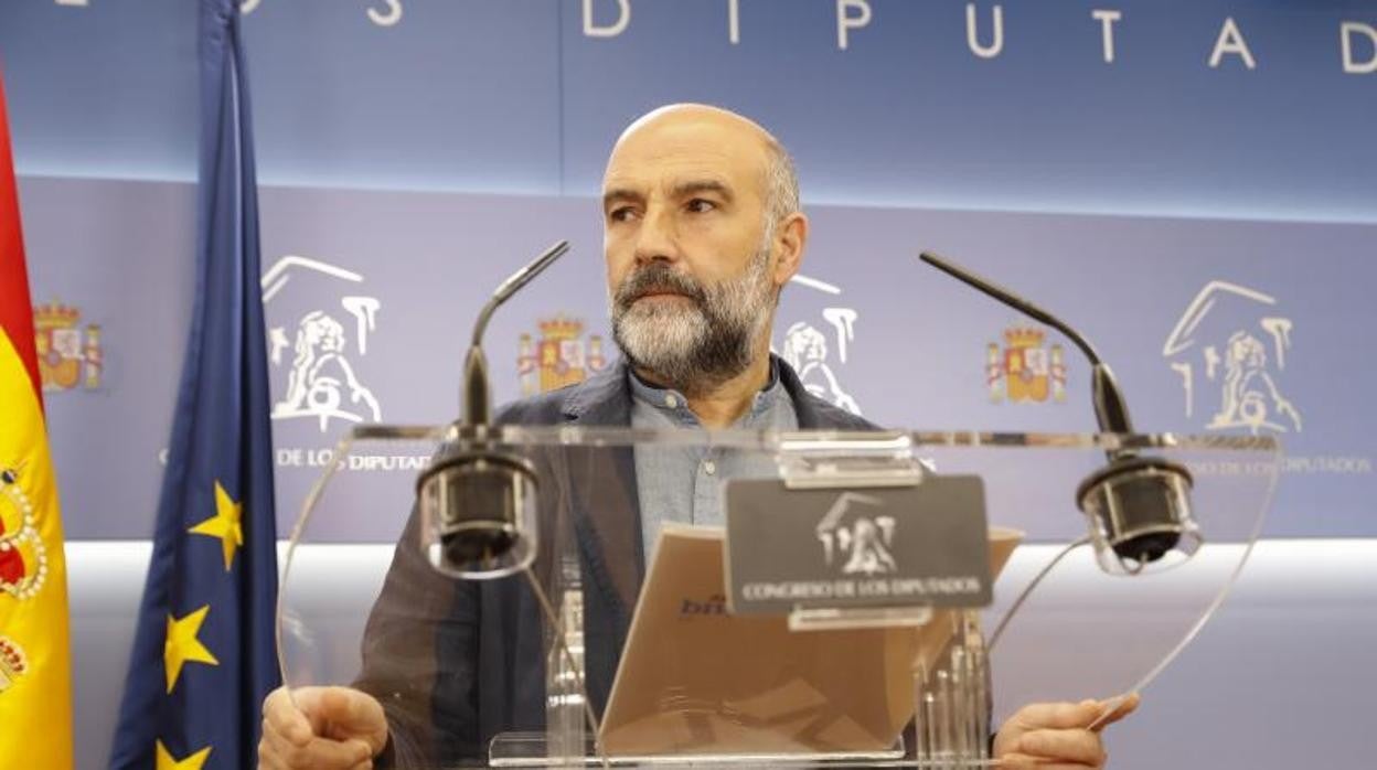 El portavoz del BNG, Néstor Rego, durante la rueda de prensa que ha ofrecido este martes en el Congreso que acoge la reunión de la Mesa de la Cámara