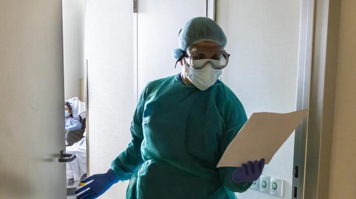 Una profesional sanitaria en un centro hospitalario de la Comunidad Valenciana