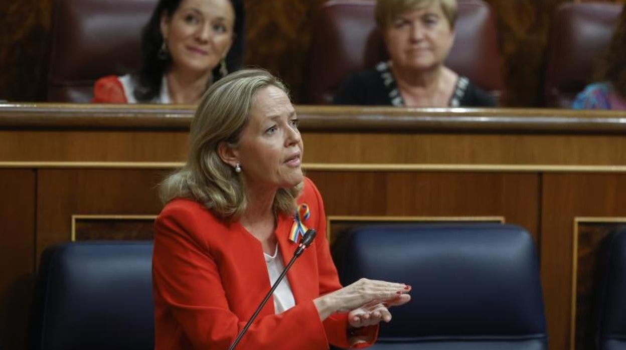 La ministra de Asuntos Económicos y Transformación Digital de España y vicepresidenta del Gobierno, Nadia Calviño, durante su intervención en la sesión de control al Gobierno este miércoles en el Congreso