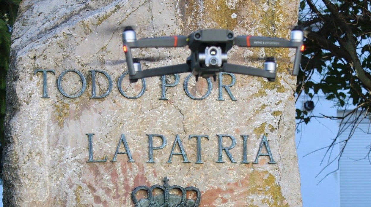 El dron puede ser manejado desde distancias superiores a ocho kilómetros