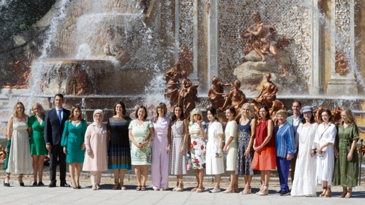 La reina Letizia y la mujer del presidente del Gobierno, Begoña Gómez posan con los acompañantes de los mandatarios que asisten a la cumbre de la OTAN en la Granja de San Idelfonso, Segovia