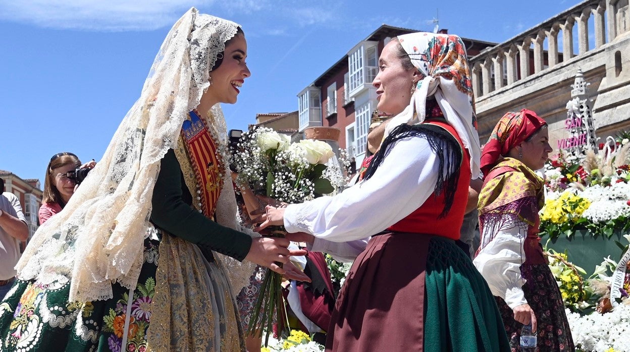 Dos mujeres vestidas con trajes tradicionales de Burgos participan en la ofrenda floral a la patrona