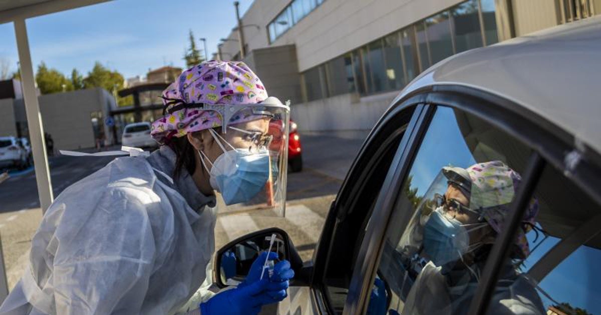 Imagen de archivo de una sanitaria realizando una prueba PCR a un paciente