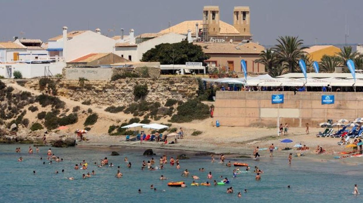 Bañistas en una de las playas de la Isla de Tabarca