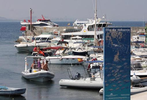 Barcos y yates particulares atracados en la isla