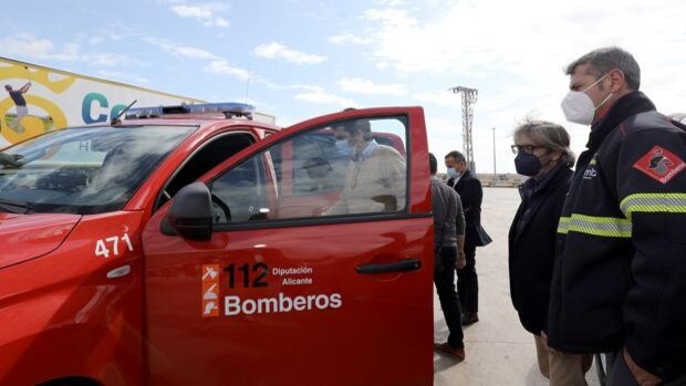 Los Bomberos de la Diputación de Alicante se refuerzan con un helicóptero y retenes por las altas temperaturas