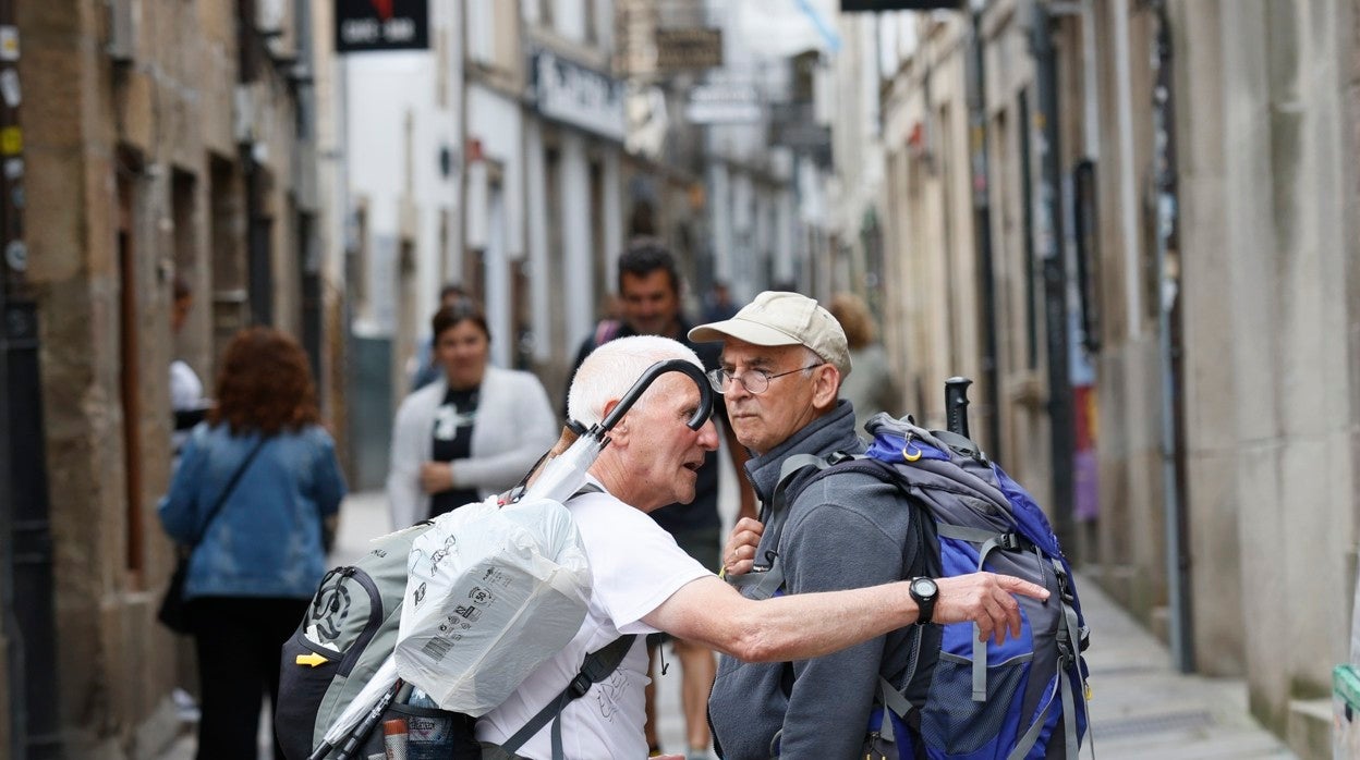 Turistas en una de las calles del casco viejo compostelano