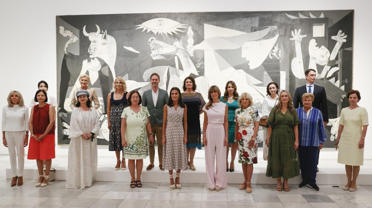 Foto de familia junto al Guernika en el Reina Sofía