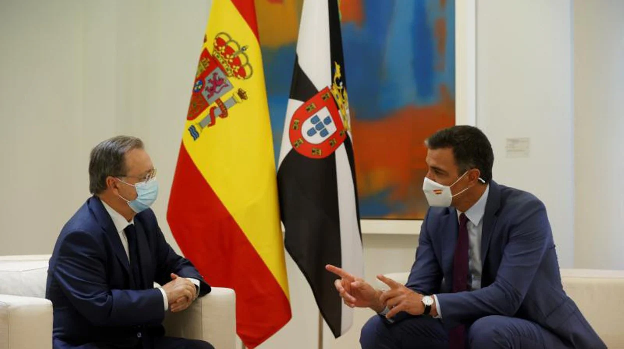 Juan Jesús Vivas, presidente de Ceuta y Pedro Sánchez en su reunión el pasado verano sobre las repatriaciones