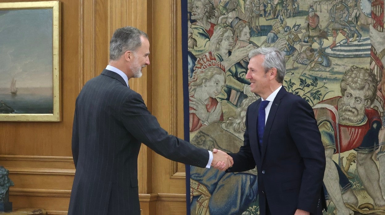 Don Felipe saluda a Alfonso Rueda, este viernes, en el Palacio de La Zarzuela