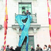 El lazo azul simbolizaba el deseo de que Ortega Lara fuera puesto en libertad. En la imagen, su retirada del Ayuntamiento de Burgos