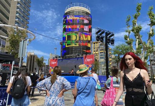 Turistas observan el tecnohito, una nueva torre icónica que emula el Times Square de Nueva York