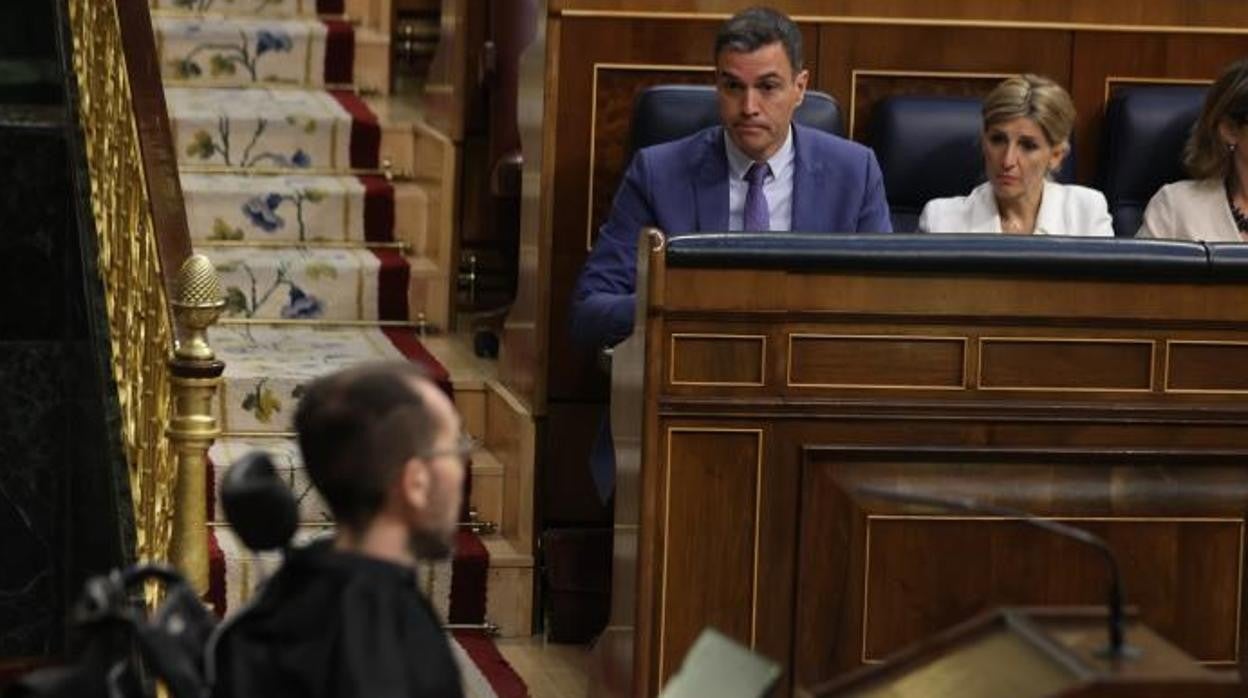 Imagen de archivo de Pedro Sánchez y Yolanda Díaz observando a Echenique en el Congreso