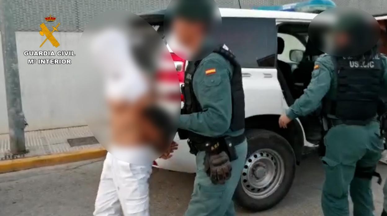 Momento del la detención del hombre de 20 aos huído a Alicante