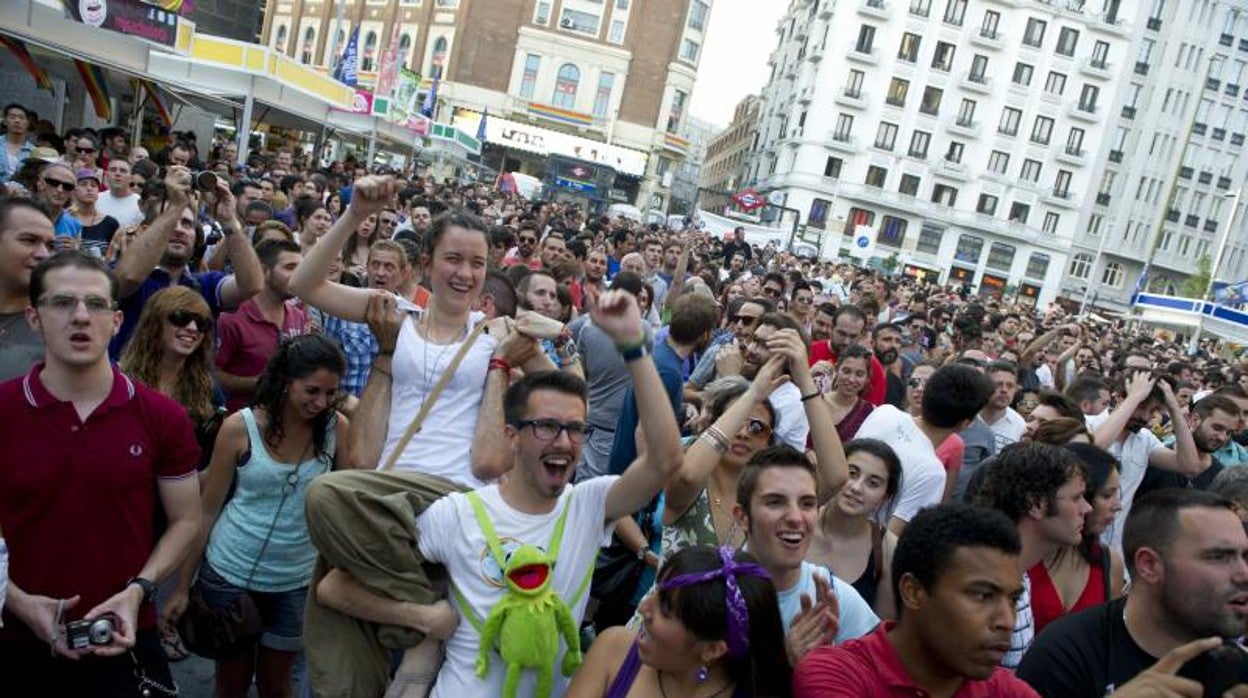 Cientos de personas asisten al concierto de Kiko Rivera por el Orgullo en la plaza de Callao