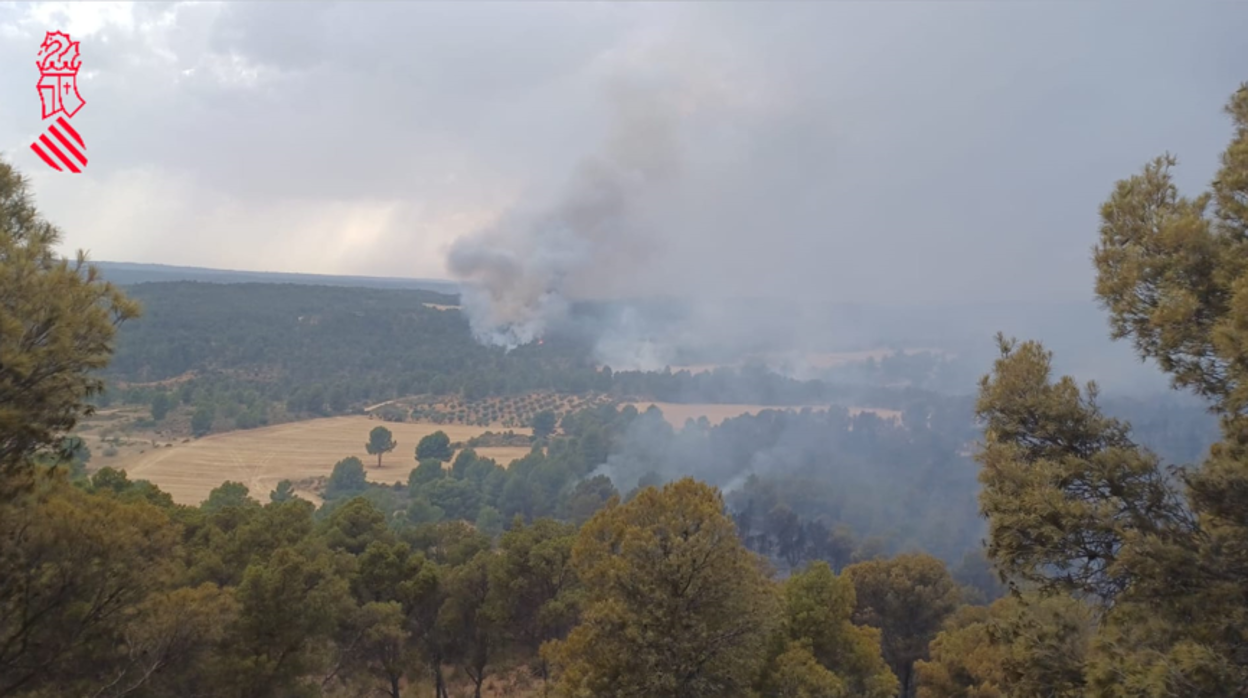 Incendio en Venta del Moro: el viento y el difícil acceso a la zona del fuego complican su extinción