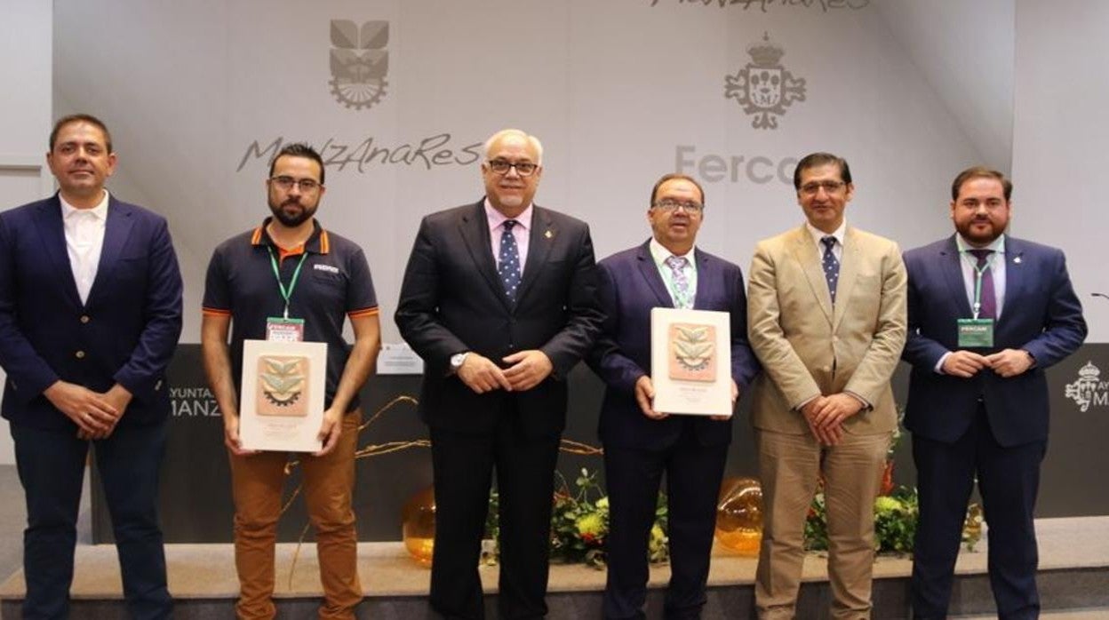 Julián Nieva y José Manuel Caballero junto a los galardonados con las Medallas de Oro de Fercam