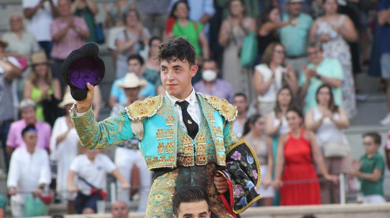 Alejandro Chicharro sale a hombros de la plaza La Sagra de Villaseca